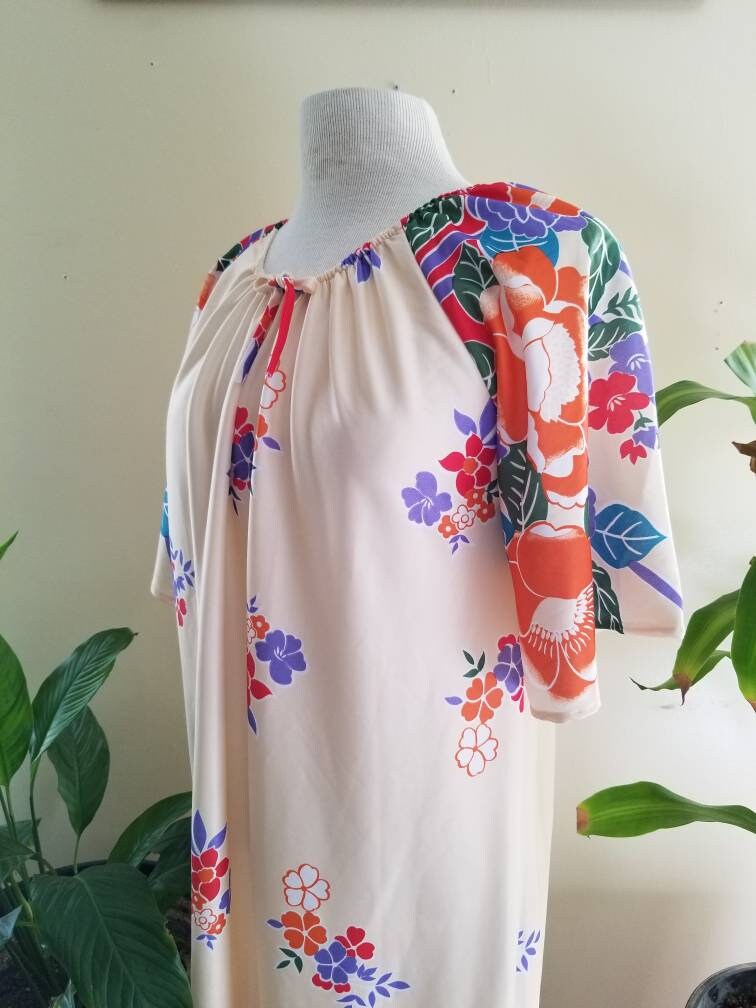 Vintage Floral Dress / Caftan / MuuMuu / House Dress / Maxi / Ankle Length / Tropical / Boho Festival / Vibrant / Hawaiian / Beach Cover Up