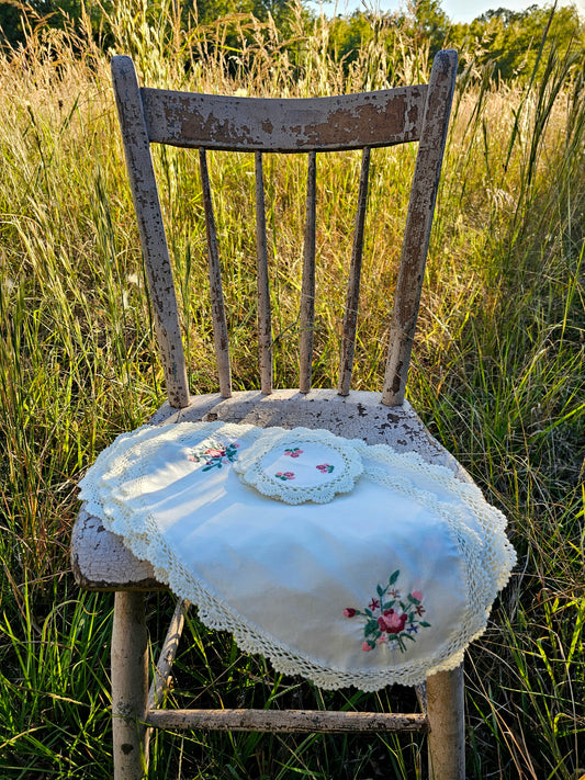 Vintage table setting, set of 16 placemats coasters white oval round crochet lace trim embroidered floral romantic feminine country farmhouse cottagecore granny chic shabby chic