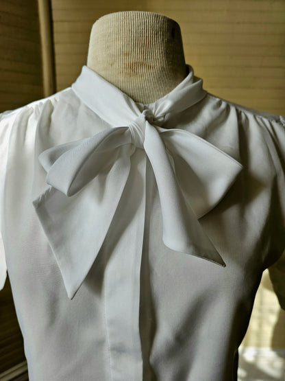 Vintage blouse Paris Station white short sleeves button up front crew neck pussy bow tie rolled collar 70s polyester feminine ladylike granny chic