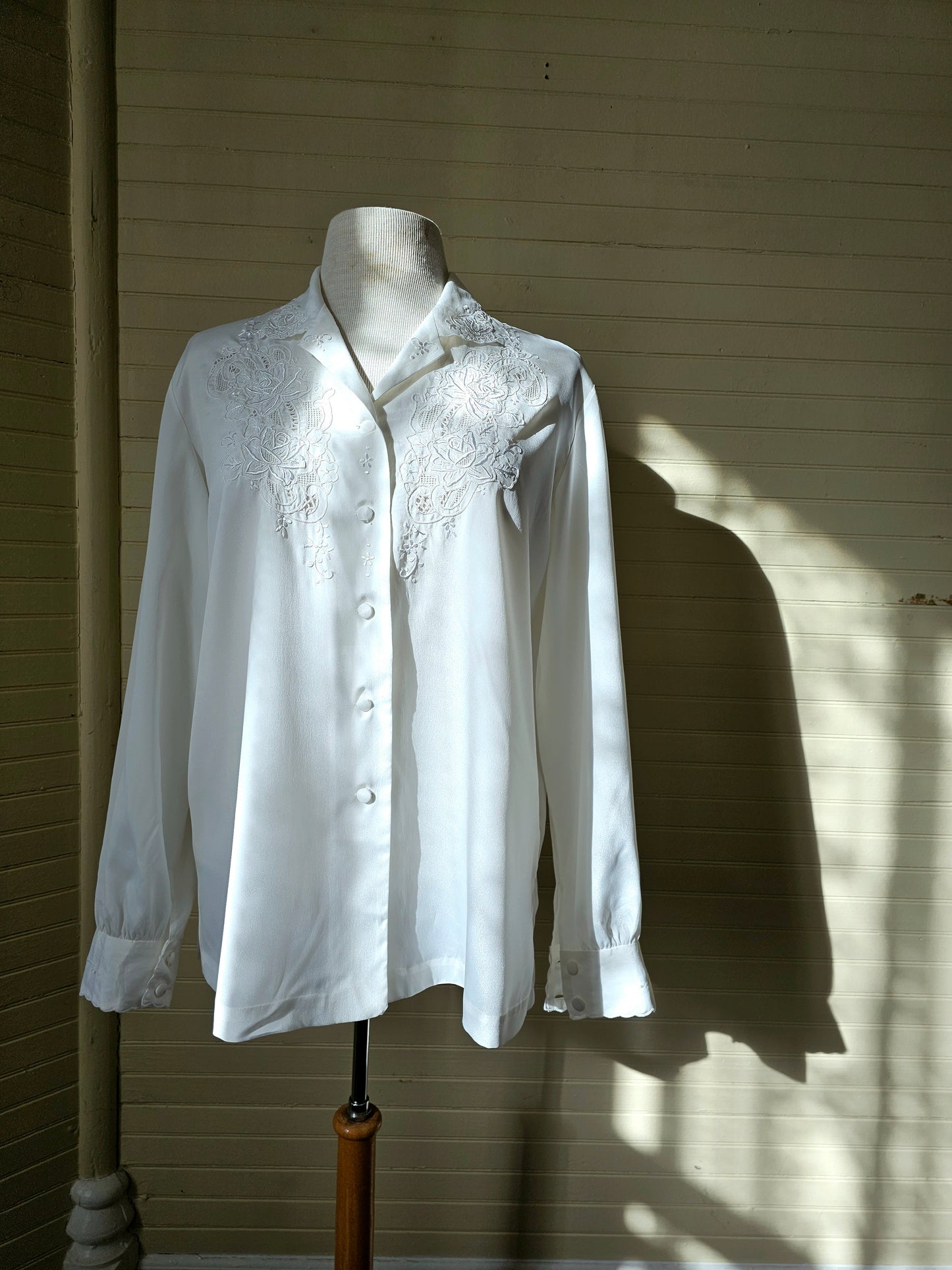 Vintage blouse white long sleeve collared button up front eyelet lace floral paisley Battenberg Battenburg fancy dressy medium large