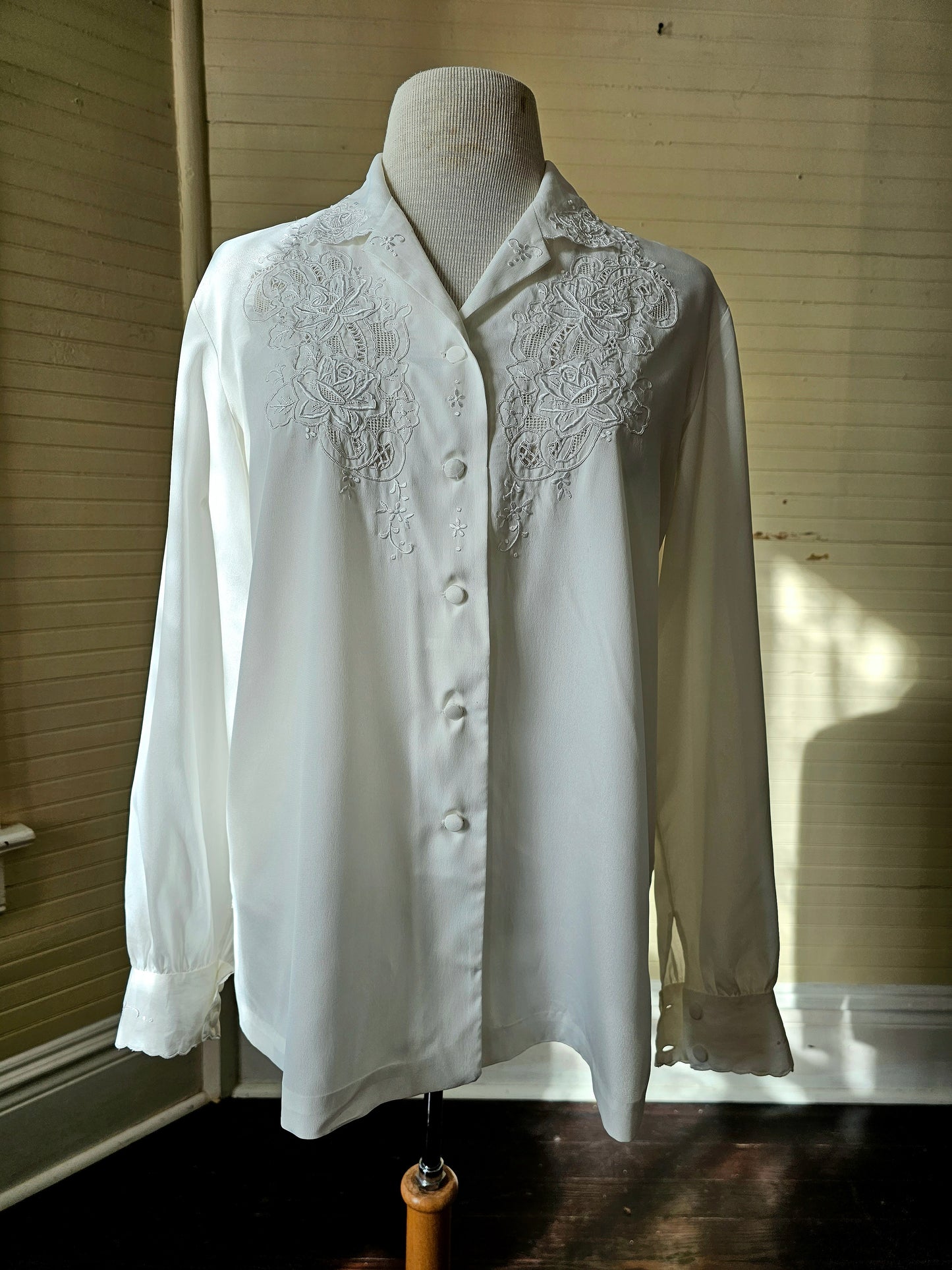 Vintage blouse white long sleeve collared button up front eyelet lace floral paisley Battenberg Battenburg fancy dressy medium large