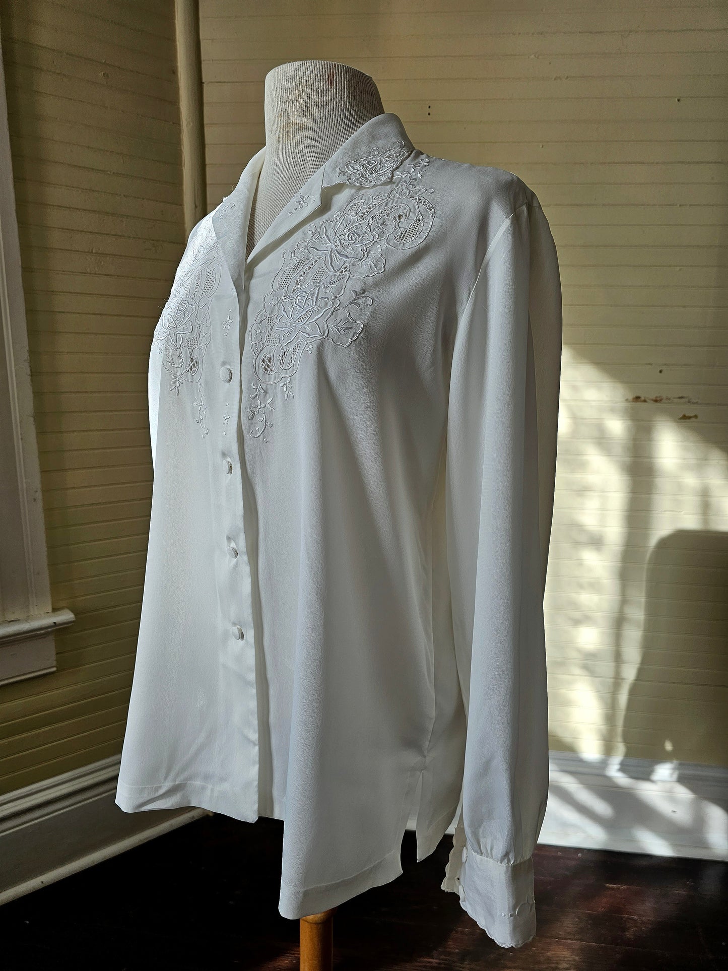 Vintage blouse white long sleeve collared button up front eyelet lace floral paisley Battenberg Battenburg fancy dressy medium large