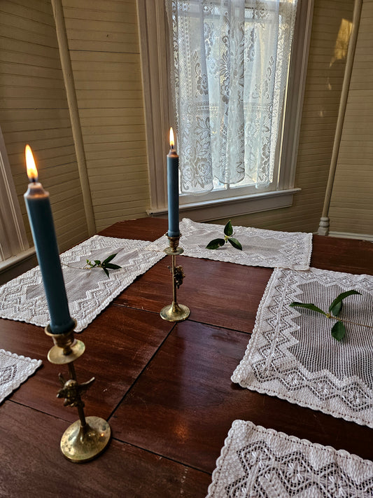 Vintage placemats set of 6 table setting linens tablescape white rectangle lace embroidered yarn scallop edges woven yarn 70s retro cottagecore granny chic grandmillennial shabby chic country farmhouse