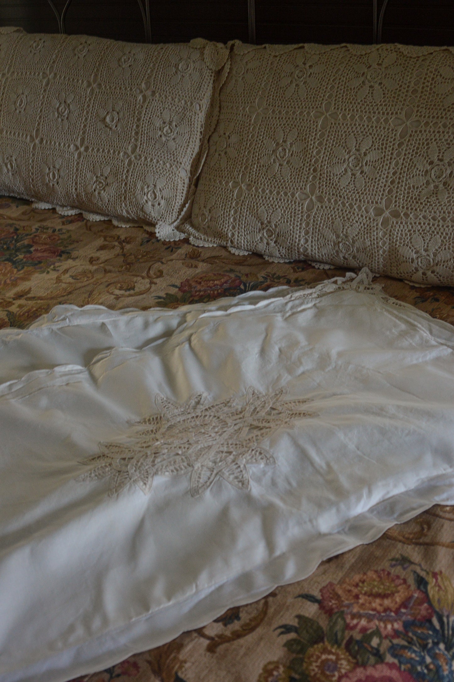 Vintage shams set of 2 Battenberg Battenburg lace king size pillowcases cotton floral off white cream cottagecore Victorian style country farmhouse granny shabby grandmillennial