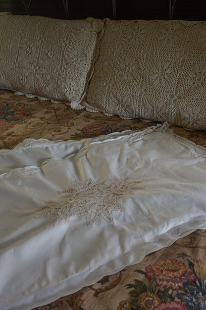 Vintage shams set of 2 Battenberg Battenburg lace king size pillowcases cotton floral off white cream cottagecore Victorian style country farmhouse granny shabby grandmillennial