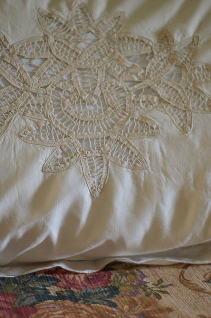 Vintage shams set of 2 Battenberg Battenburg lace king size pillowcases cotton floral off white cream cottagecore Victorian style country farmhouse granny shabby grandmillennial