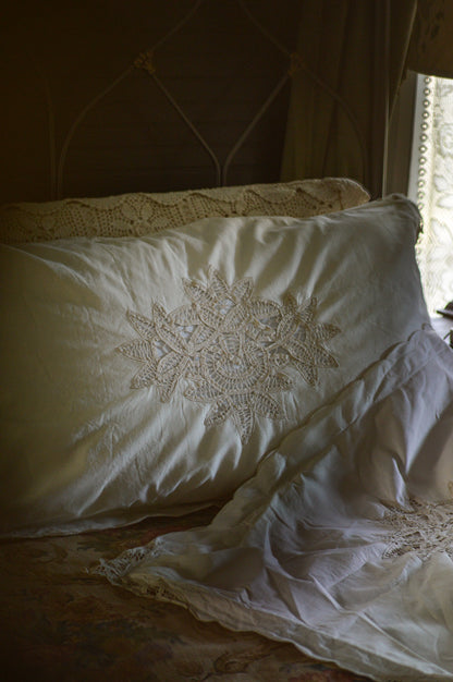 Vintage shams set of 2 Battenberg Battenburg lace king size pillowcases cotton floral off white cream cottagecore Victorian style country farmhouse granny shabby grandmillennial