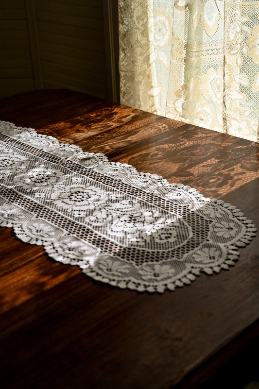 Vintage table runner, Heritage Imports Inc lace 15 x 44 brand new unused NWT white scallop edges floral oval oblong country farmhouse cottagecore granny chic shabby chic grandmillennial