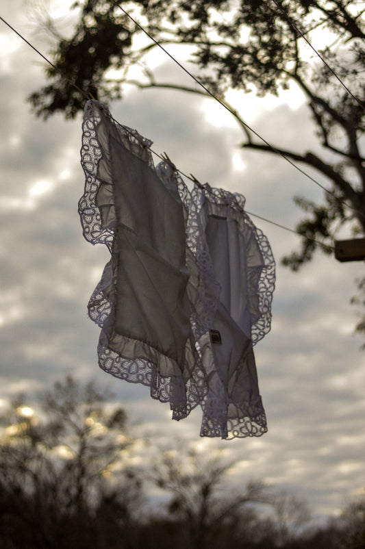 Vintage shams set of 2 white ruffle lace trim 90s simple standard size pillowcase cottagecore country farmhouse granny chic shabby chic