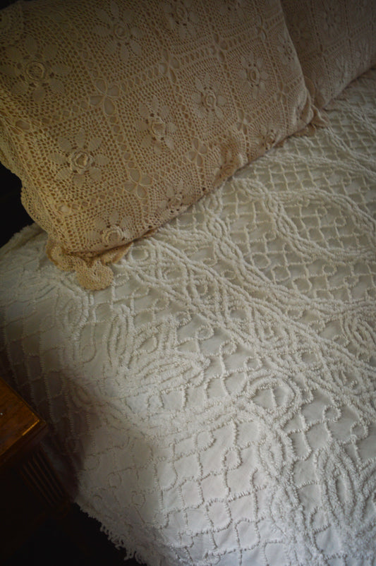 Vintage chenille bedspread coverlet blanket thin lightweight floral fringe white cotton cottagecore retro Victorian granny shabby chic grandmillennial country farmhouse