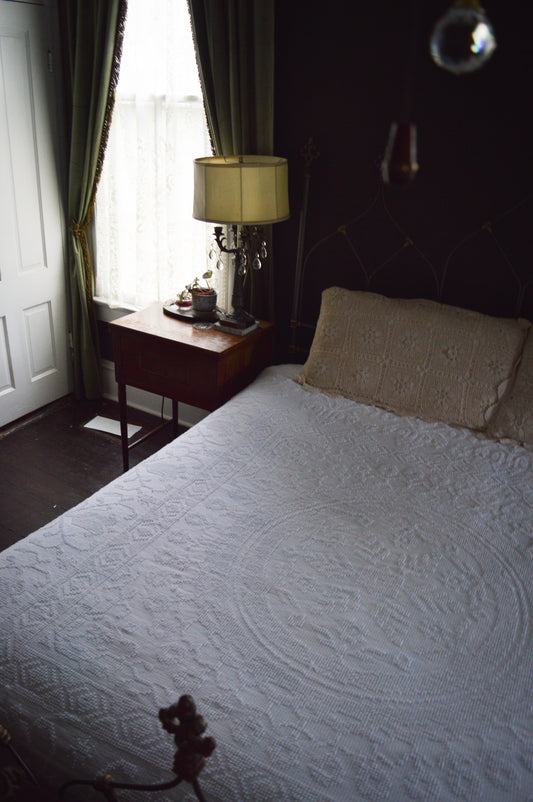 Vintage chenille bedspread coverlet blanket hobnail floral white cotton fringe thin spring summer Victorian cottagecore granny shabby chic grandmillennial country farmhouse