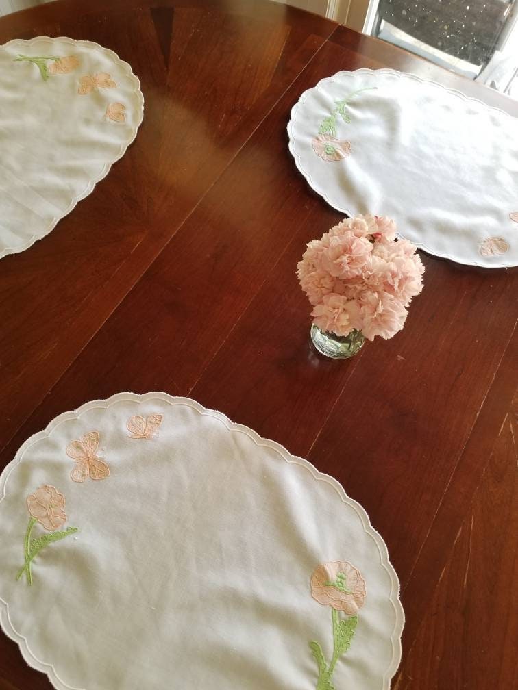 SALE Vintage placemats, set of 4, white, pink, embroidered, poppies, table linens, floral, butterflies, scallops, shabby chic, granny chic, oval