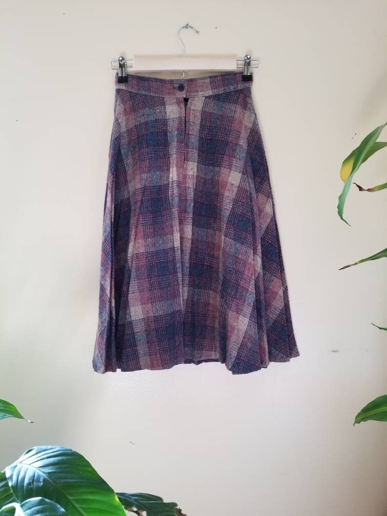 SALE Vintage Plaid Wool Skirt / Best of Friends / Size 10 / 24" Waist / 70s Plaid Skirt / 1970s Skirt / Collegiate Skirt / Pleated Skirt