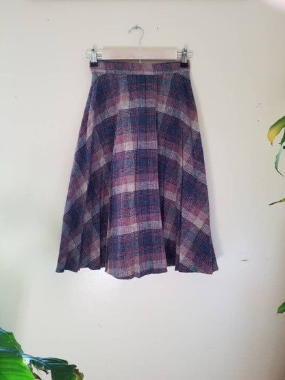 SALE Vintage Plaid Wool Skirt / Best of Friends / Size 10 / 24" Waist / 70s Plaid Skirt / 1970s Skirt / Collegiate Skirt / Pleated Skirt