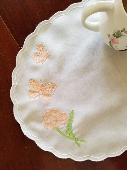 SALE Vintage placemats, set of 4, white, pink, embroidered, poppies, table linens, floral, butterflies, scallops, shabby chic, granny chic, oval