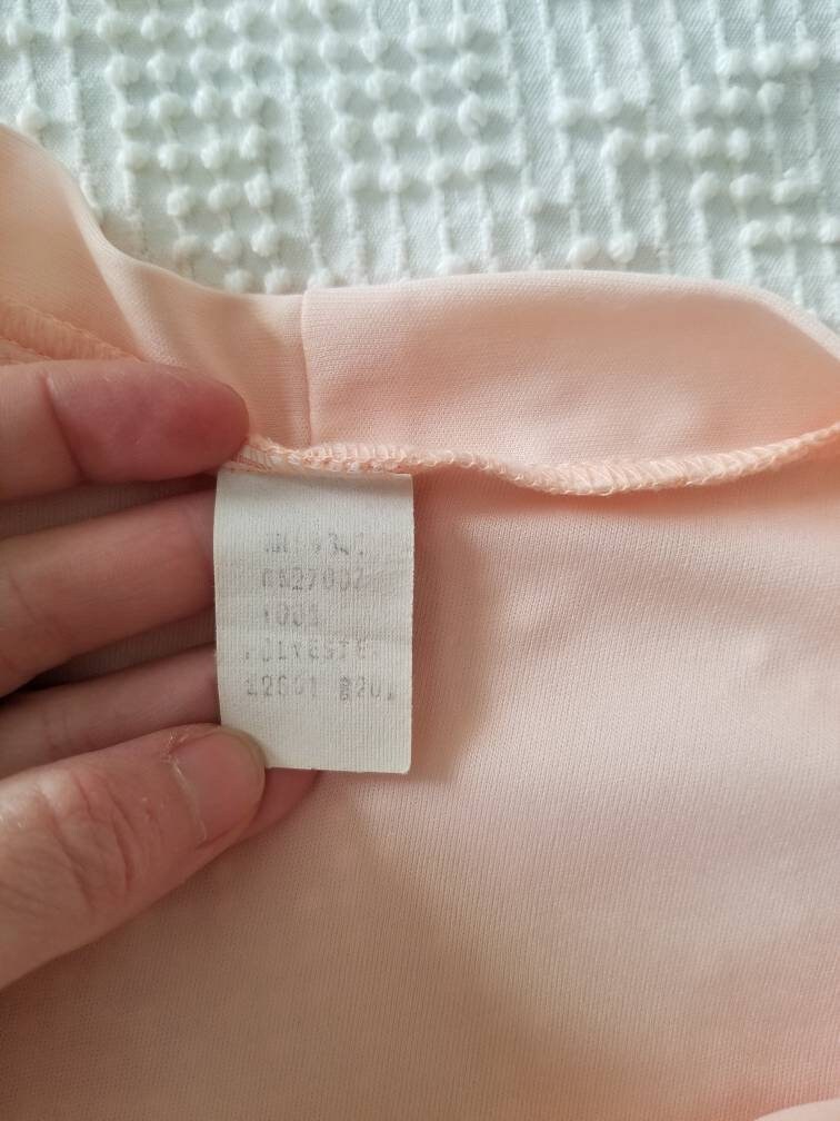 Vintage Peach Top / Size 20 / Women's / Dressy / Pussy Bow Tie / Neck Ruffle / V-Neck / Jabot / Batwing Sleeves / 70s Lady / Secretary Shirt