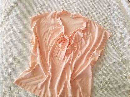 Vintage Peach Top / Size 20 / Women's / Dressy / Pussy Bow Tie / Neck Ruffle / V-Neck / Jabot / Batwing Sleeves / 70s Lady / Secretary Shirt