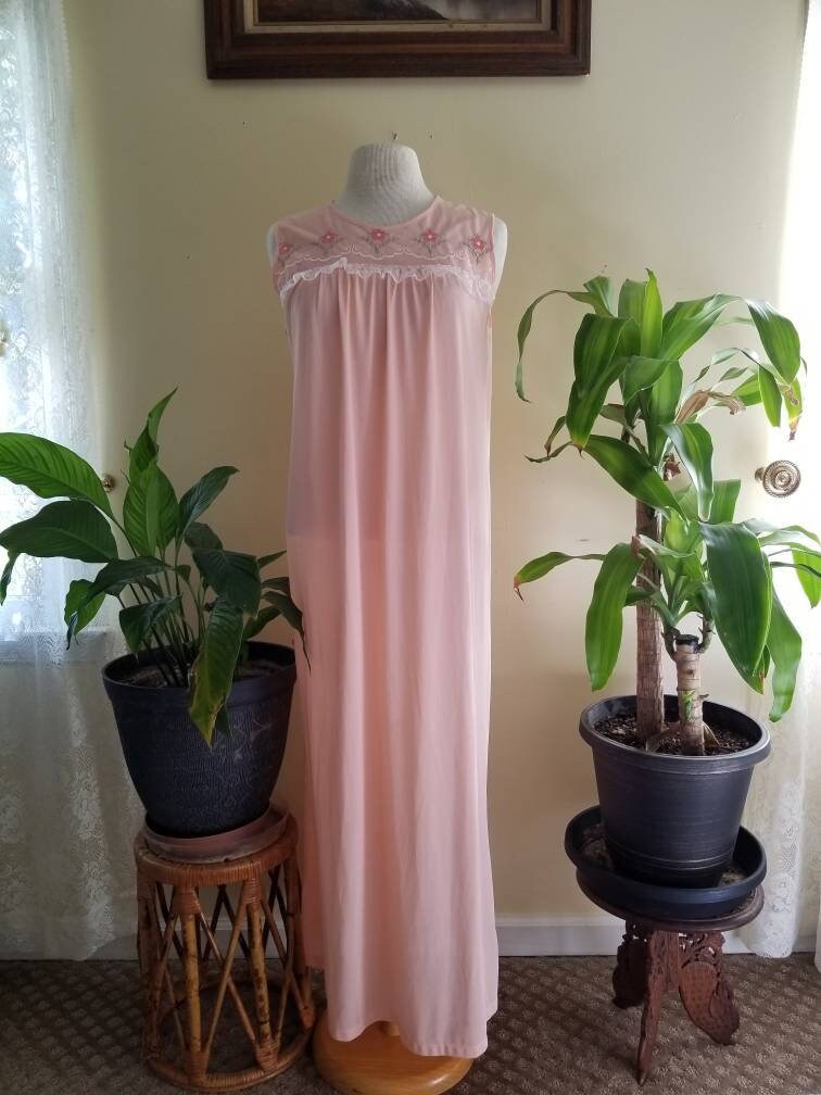 Vintage Maxi Nightgown / JCPenney / Large / 38-40 / Peach / Long / Ankle Length / Sleeveless / Peignoir Gown / Boudoir / Loungewear / Nylon