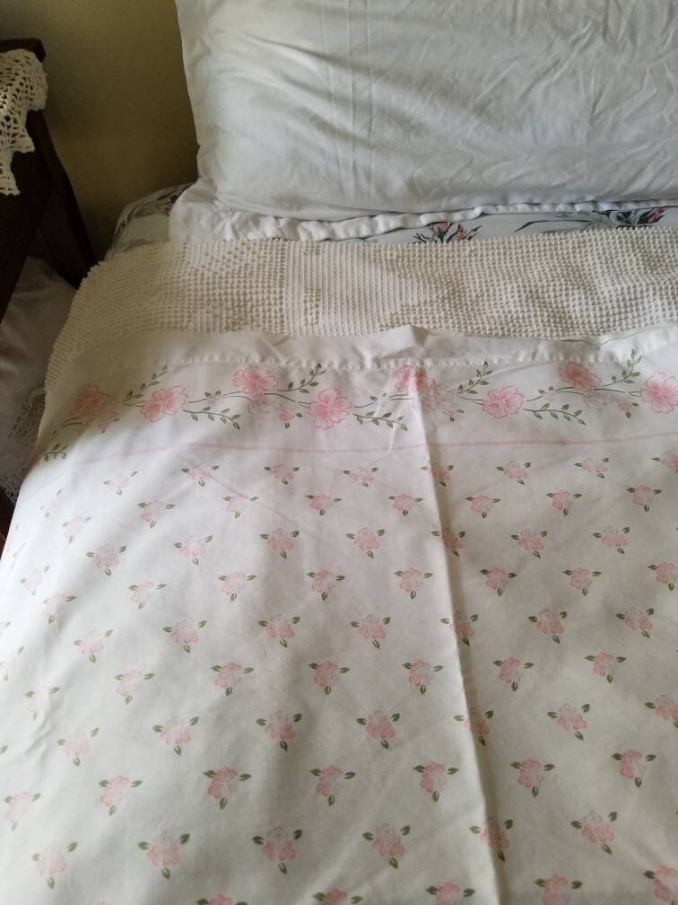 SALE Vintage Floral Queen Sheet / Perma Prest Sears / Flat Sheet / Pink Flowers / White / Shabby Chic / Granny Chic / Cottage Bedding / Farmhouse