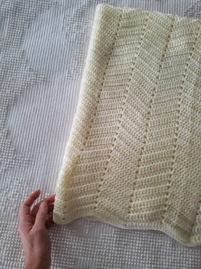 SALE Vintage Crochet Blanket / Handmade / White / Cream / Chevron / Scallop / Throw / Neutral / Granny Chic / Baby Gift / Crib Bedding / Nursery