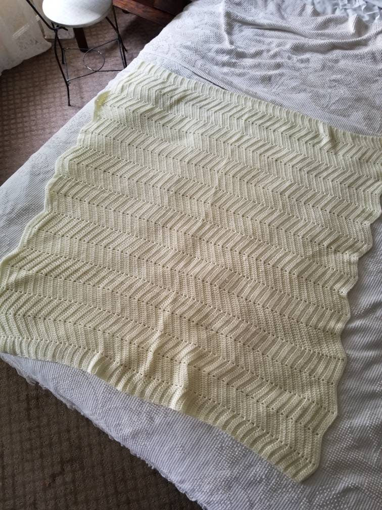 SALE Vintage Crochet Blanket / Handmade / White / Cream / Chevron / Scallop / Throw / Neutral / Granny Chic / Baby Gift / Crib Bedding / Nursery