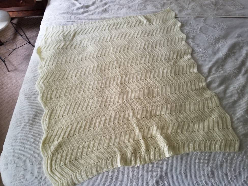 SALE Vintage Crochet Blanket / Handmade / White / Cream / Chevron / Scallop / Throw / Neutral / Granny Chic / Baby Gift / Crib Bedding / Nursery