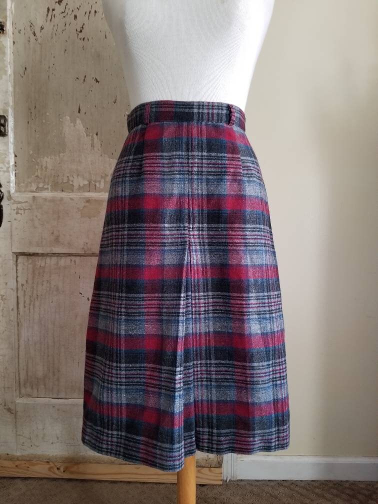 SALE Vintage wool skirt, plaid, tartan, Scottish, Outlander, pleated, zipper, belt loops, waistband, small, size 12, 26 waist, women, 70s, a line