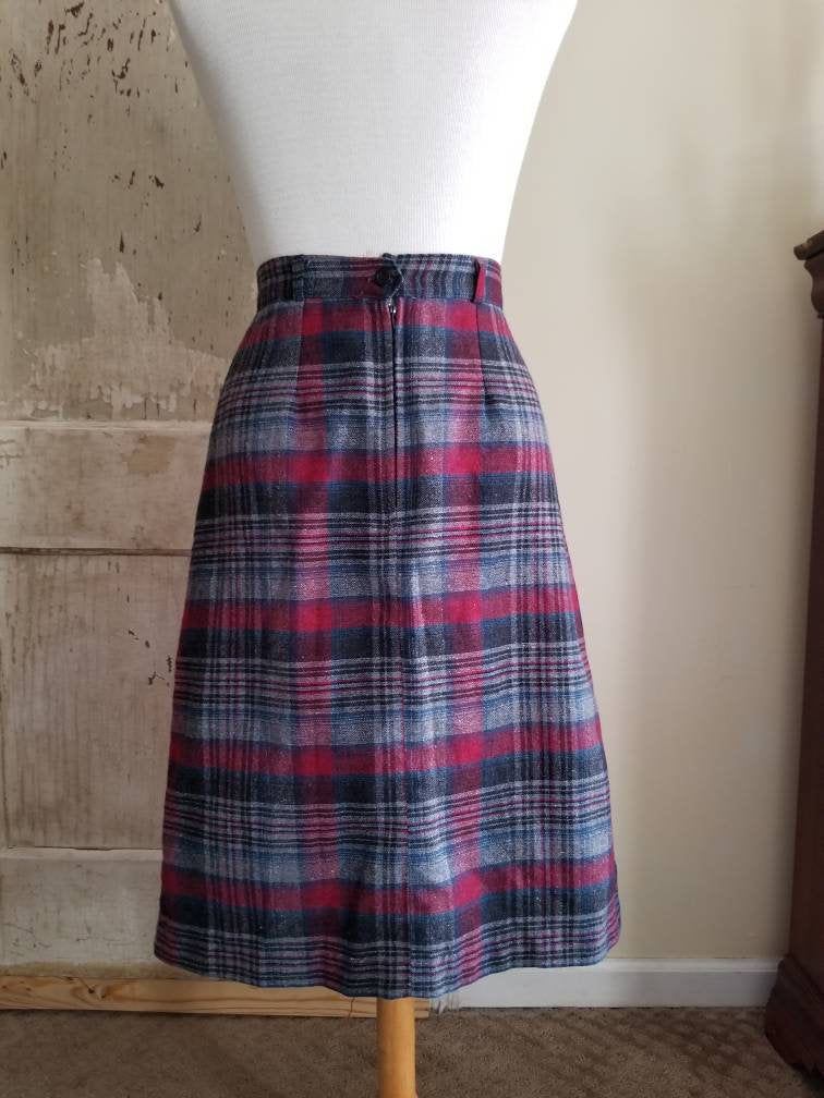 SALE Vintage wool skirt, plaid, tartan, Scottish, Outlander, pleated, zipper, belt loops, waistband, small, size 12, 26 waist, women, 70s, a line