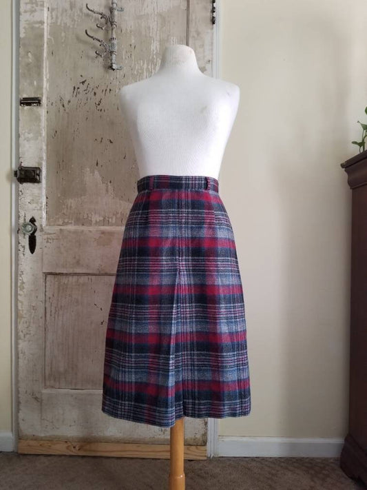 SALE Vintage wool skirt, plaid, tartan, Scottish, Outlander, pleated, zipper, belt loops, waistband, small, size 12, 26 waist, women, 70s, a line