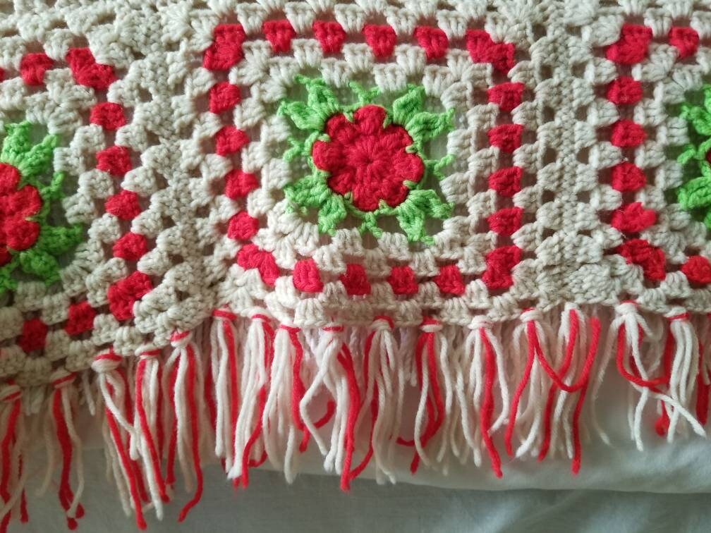 SALE Vintage crochet blanket, handmade, rosettes, red rose, 70s, king, bedspread, throw, granny square, flower afghan, granny chic, fringe, 90x95