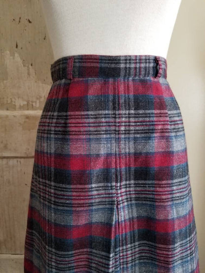 SALE Vintage wool skirt, plaid, tartan, Scottish, Outlander, pleated, zipper, belt loops, waistband, small, size 12, 26 waist, women, 70s, a line