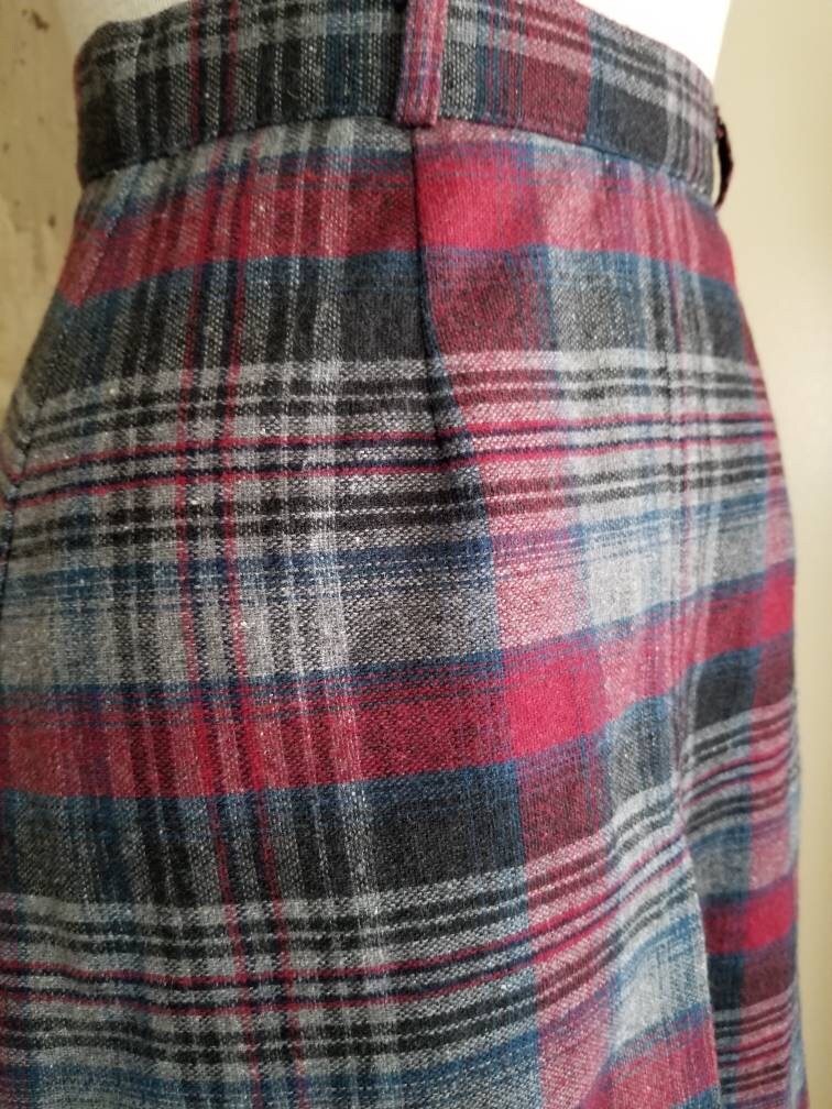 SALE Vintage wool skirt, plaid, tartan, Scottish, Outlander, pleated, zipper, belt loops, waistband, small, size 12, 26 waist, women, 70s, a line