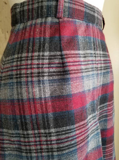 SALE Vintage wool skirt, plaid, tartan, Scottish, Outlander, pleated, zipper, belt loops, waistband, small, size 12, 26 waist, women, 70s, a line