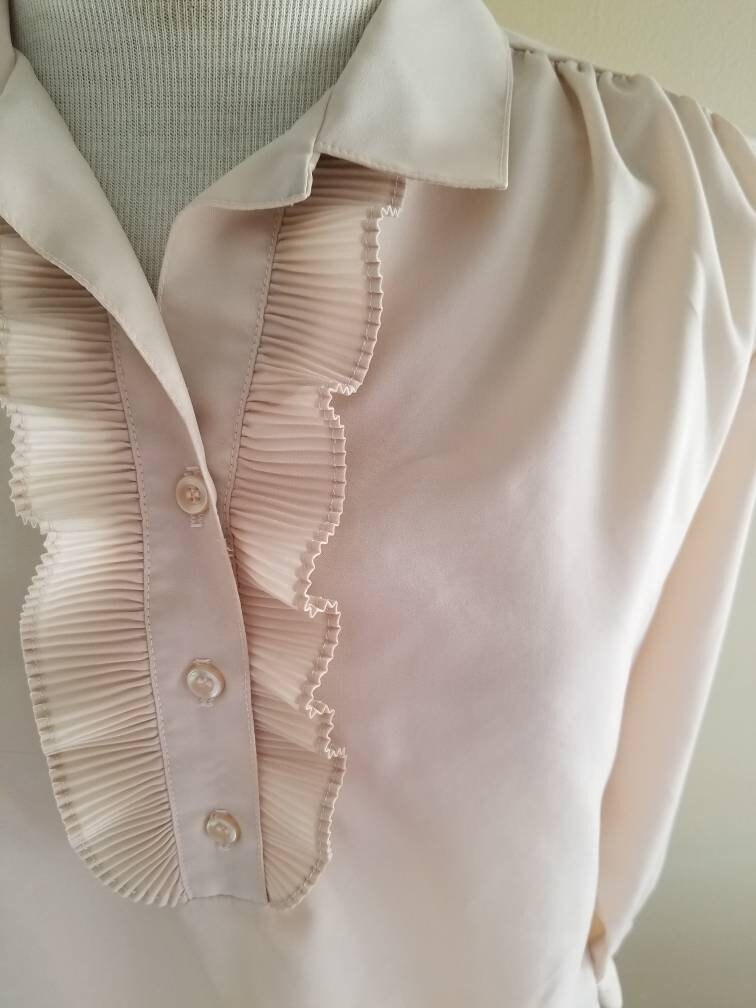 Vintage blouse, Bonne Petite by Bradley, long sleeves, cream, peach, button up, collar, ruffle, feminine, 70s, dressy, fancy, pleated, tunic