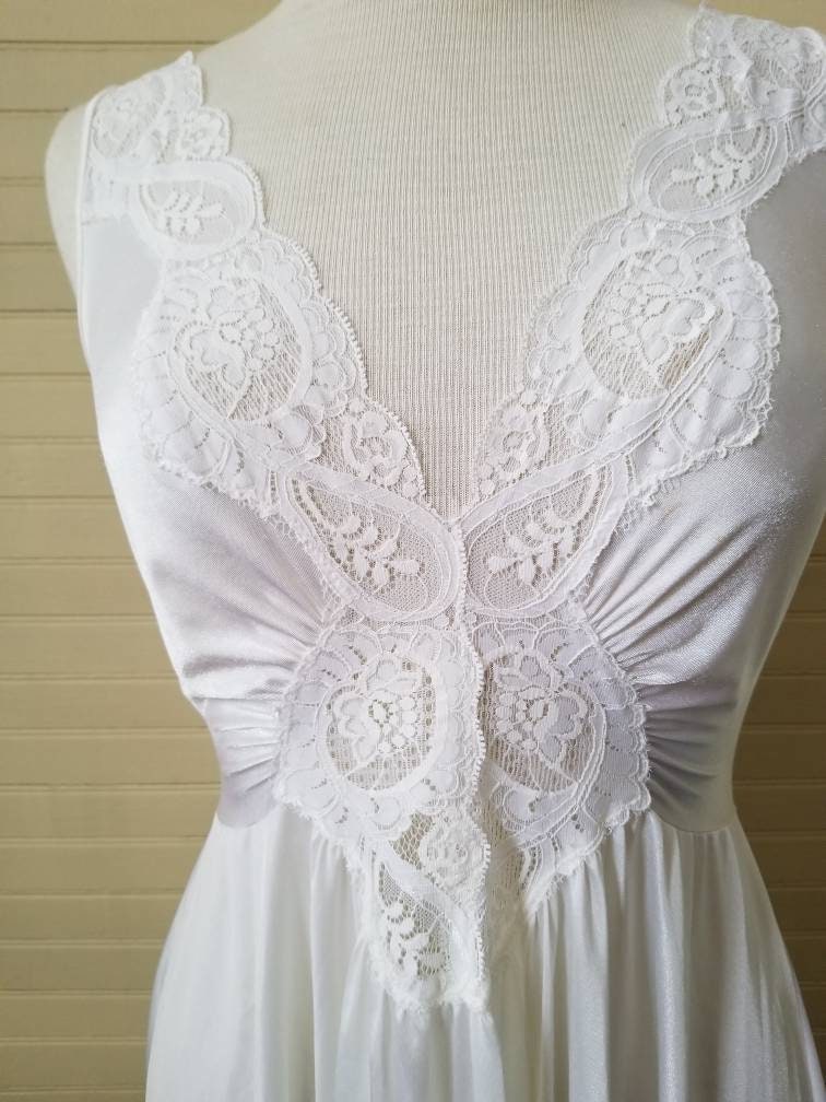 Vintage nightgown, Olga medium white peignoir boudoir maxi ankle length long sexy romantic lingerie V neck sleeveless lace plunge 70s 80s