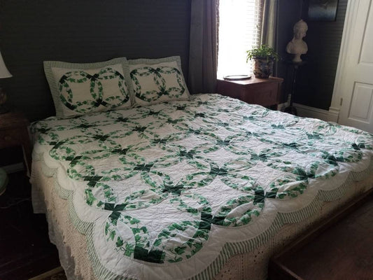 Vintage bedding, set of 3 quilt shams queen ivy green Arch Quilts country farmhouse wedding ring pattern bedspread coverlet cottagecore