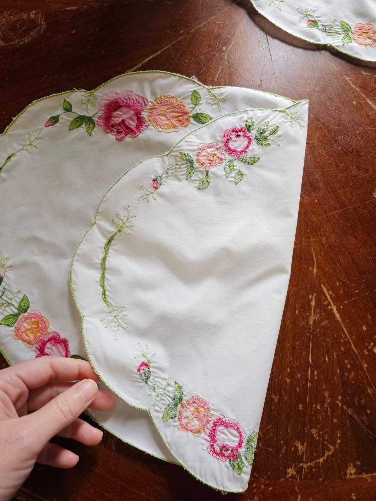 Vintage placemats, set of 5 floral rose embroidered oval pink green cutwork granny shabby chic cottagecore country farmhouse grandmillennial