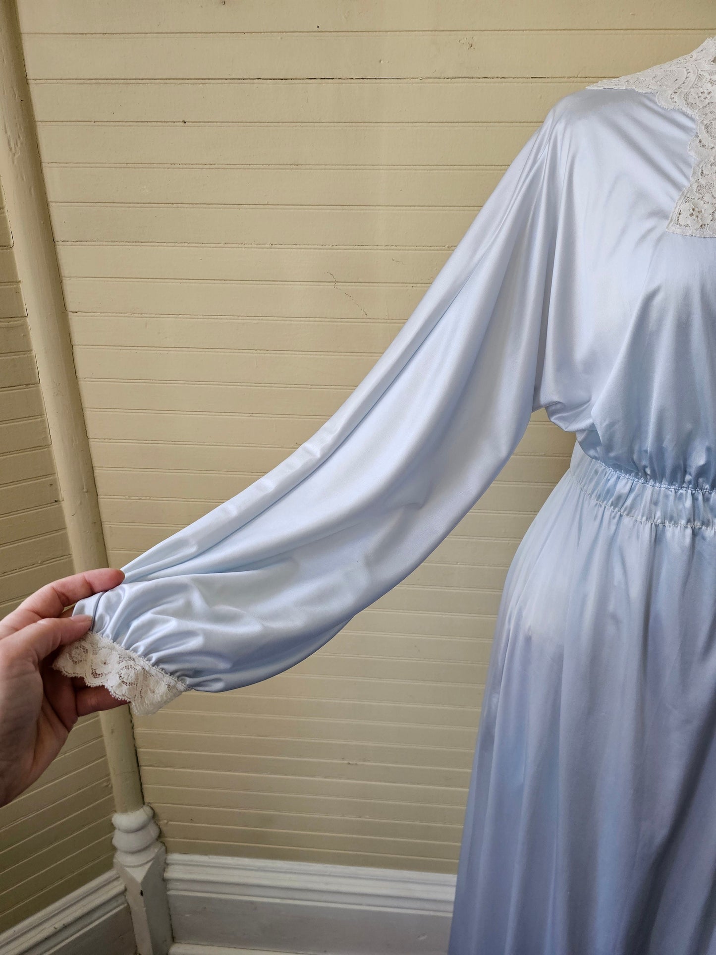 Vintage robe, Miss Elaine small blue long puff sleeves ankle length lace trim v neck wrap elastic waist pocket peignoir dramatic flowy