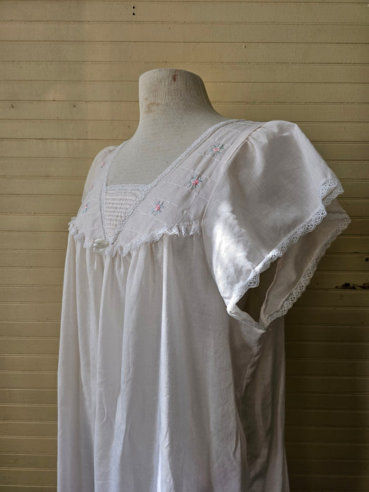 Vintage nightgown, Barbizon large white embroidered floral rosette pleated lace trim short sleeves midi cottagecore Victorian romantic