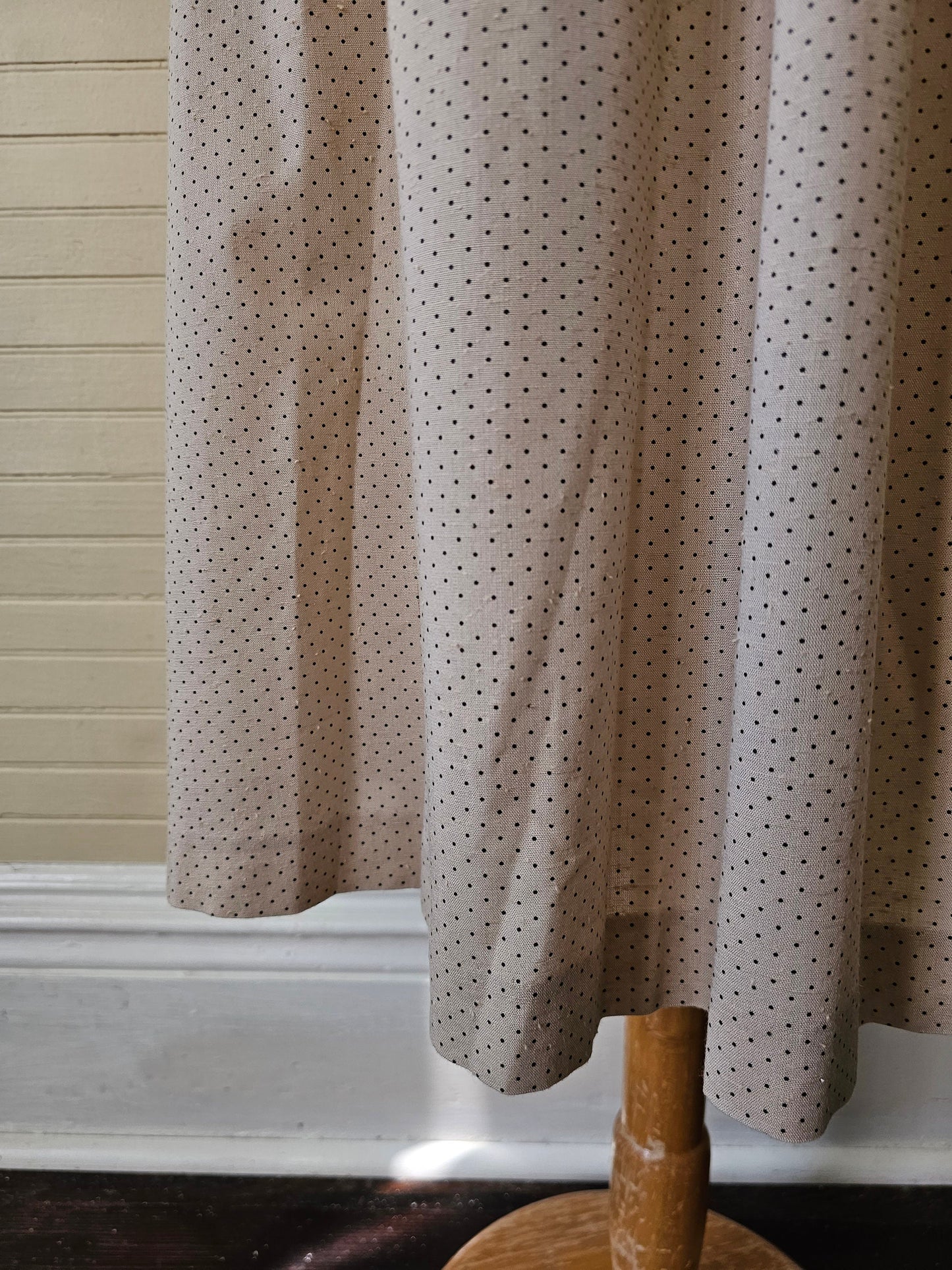 Vintage skirt, 10 tan black polka dots waistband button closure side pockets A line 70s below knee lightweight casual neutral flirty flowy