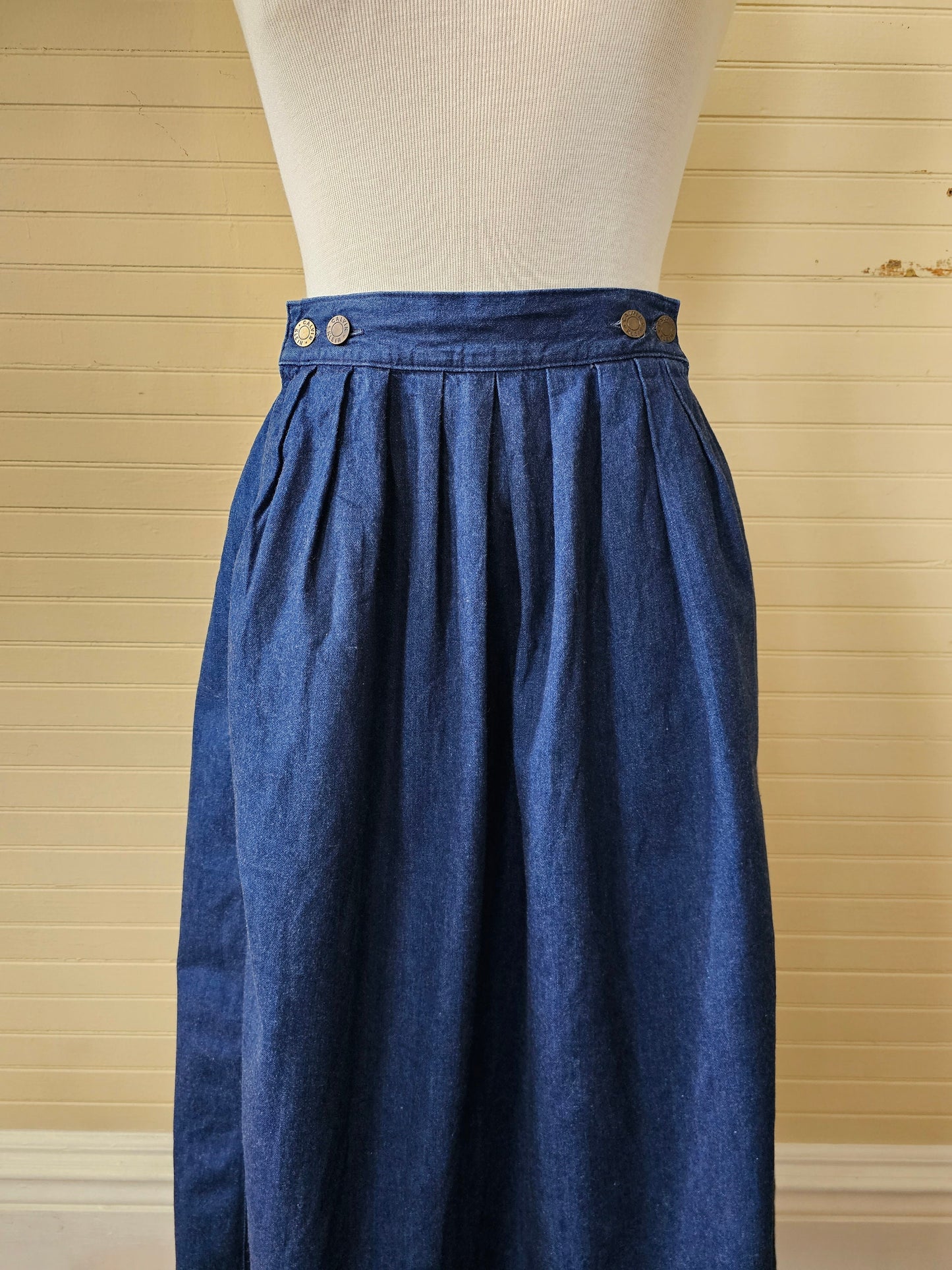 Vintage skirt, Calvin Klein blue denim size 8 waistband pleated side pockets midi below knee 90s buttons casual preppy high waist A line