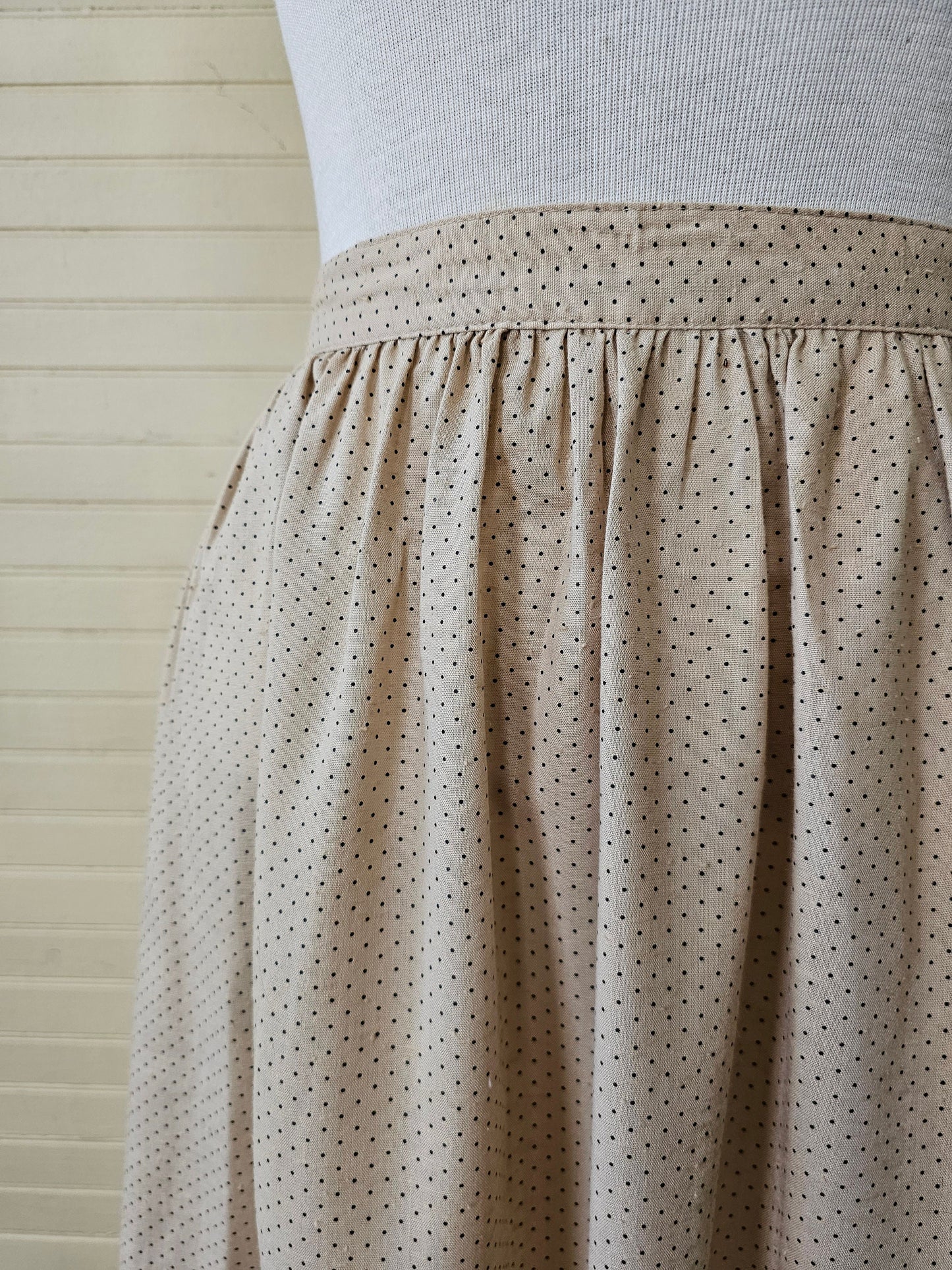 Vintage skirt, 10 tan black polka dots waistband button closure side pockets A line 70s below knee lightweight casual neutral flirty flowy