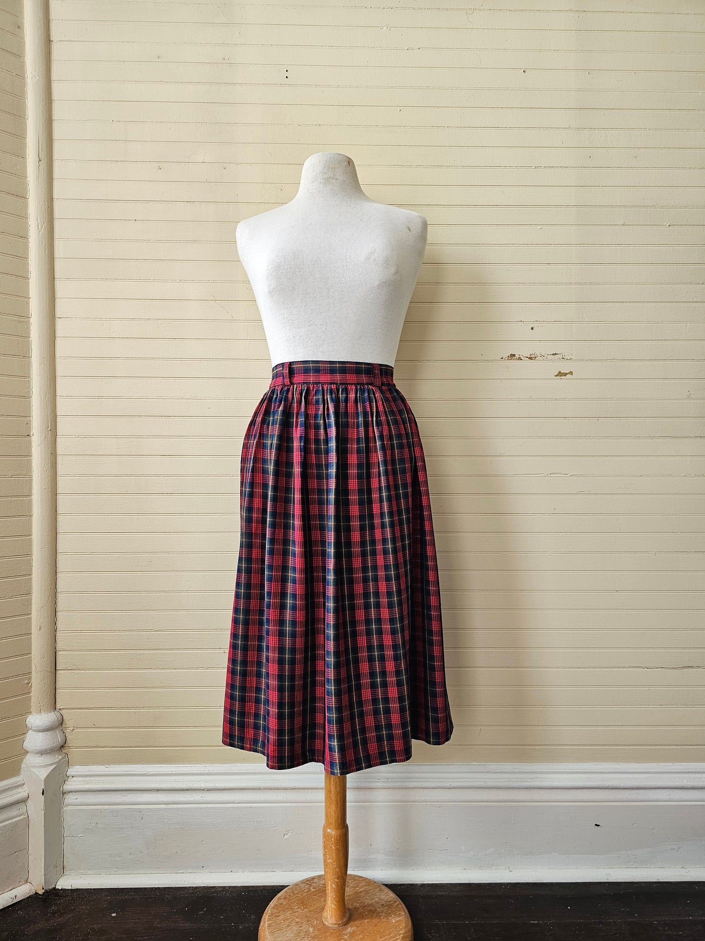 Vintage skirt, This One's For You plaid red green navy belt loops waistband zipper button A line midi below knee Christmas preppy 26 waist