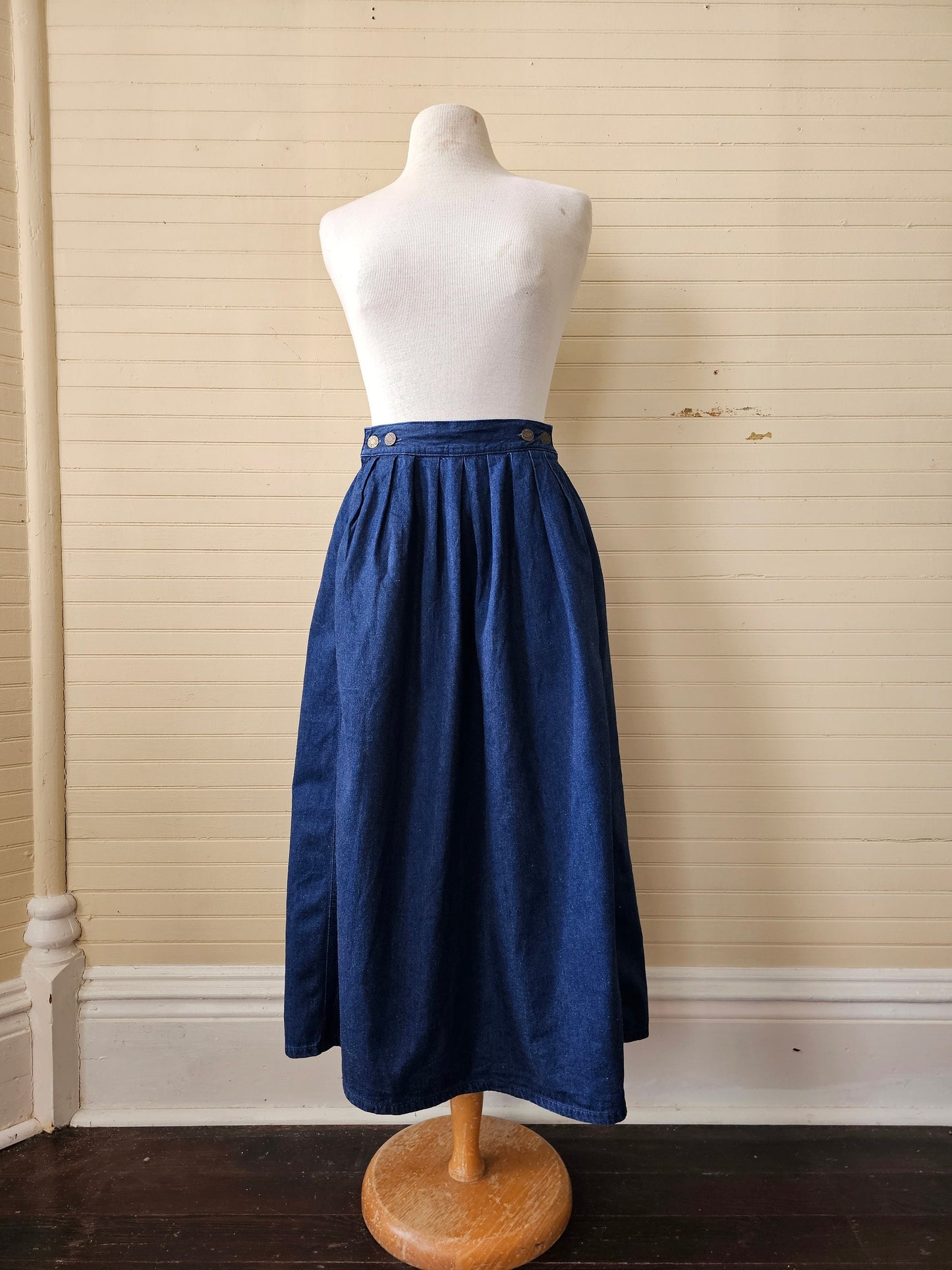 Vintage skirt, Calvin Klein blue denim size 8 waistband pleated side pockets midi below knee 90s buttons casual preppy high waist A line