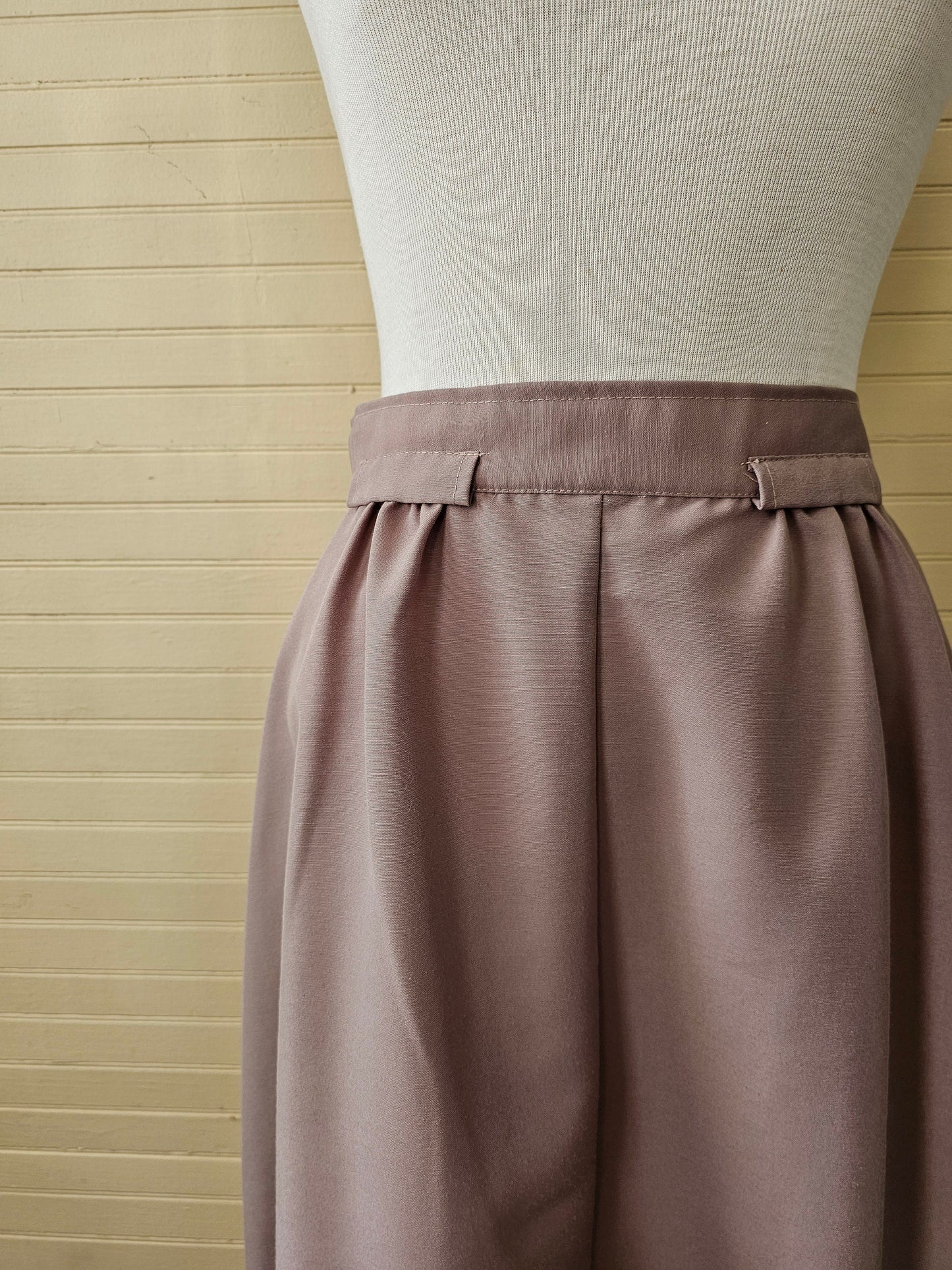 Vintage skirt, size 12 khaki beige waistband belt loops A line casual midi below knee casual preppy basic minimal 70s button back zipper